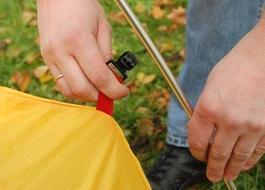 Поднять дуги и закрепить на них тент крючками Двухместная туристическая палатка с повышенной ветроустойчивостью. Alexika Nakra 2