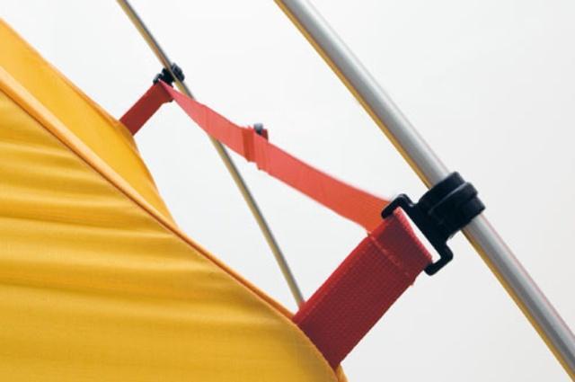 Стропа не дает тенту соприкоснуться с внутренней палаткой в сильный дождь и ветер Стропа не дает тенту соприкоснуться с внутренней палаткой в сильный дождь и ветер Двухместная туристическая палатка с повышенной ветроустойчивостью Alexika Nakra 2 зеленый