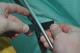 Закрепить внешний тент на внутренних дугах Двухместная туристическая палатка с повышенной ветроустойчивостью. Alexika Nakra 2