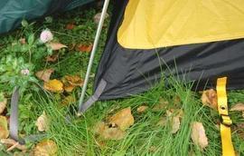 Вствить наконечники дуги в люверсы Двухместная туристическая палатка с повышенной ветроустойчивостью. Alexika Nakra 2