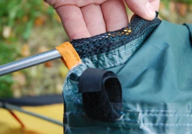 Соответствующие дуги и рукава тента имеют одинаковую цветовую маркировку Соответствующие дуги и рукава тента имеют одинаковую цветовую маркировку Двухместная туристическая палатка с повышенной ветроустойчивостью Alexika Nakra 2 зеленый