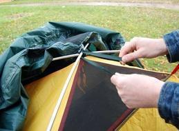 Накинуть внешний тент и зафиксировать его купол на перекрестии дуг Двухместная туристическая палатка с повышенной ветроустойчивостью. Alexika Nakra 2