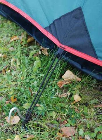 Боковые оттяжки тента из эластичной стропы обеспечивают постоянное натяжение тента при порывах ветра или намокании. Боковые оттяжки тента из эластичной стропы обеспечивают постоянное натяжение тента при порывах ветра или намокании. Двухместная туристическая палатка с повышенной ветроустойчивостью Alexika Nakra 2 зеленый