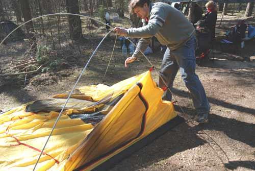 Установить дуги и закрепить тент при помощи крючков. Инструкция по Rondo 3 Plus